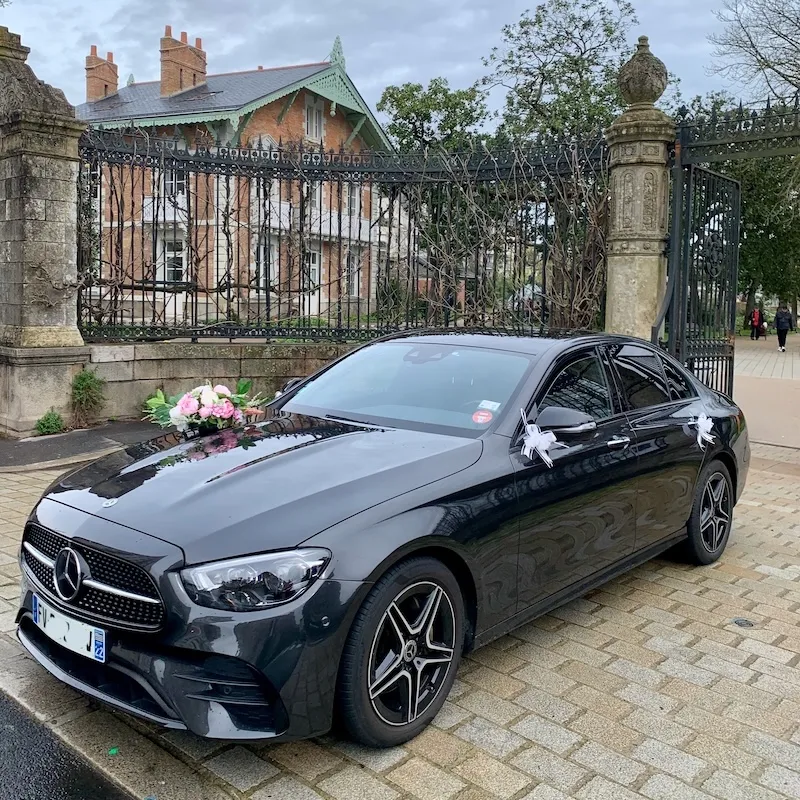 Photo Luxury chauffeur-driven car for your wedding